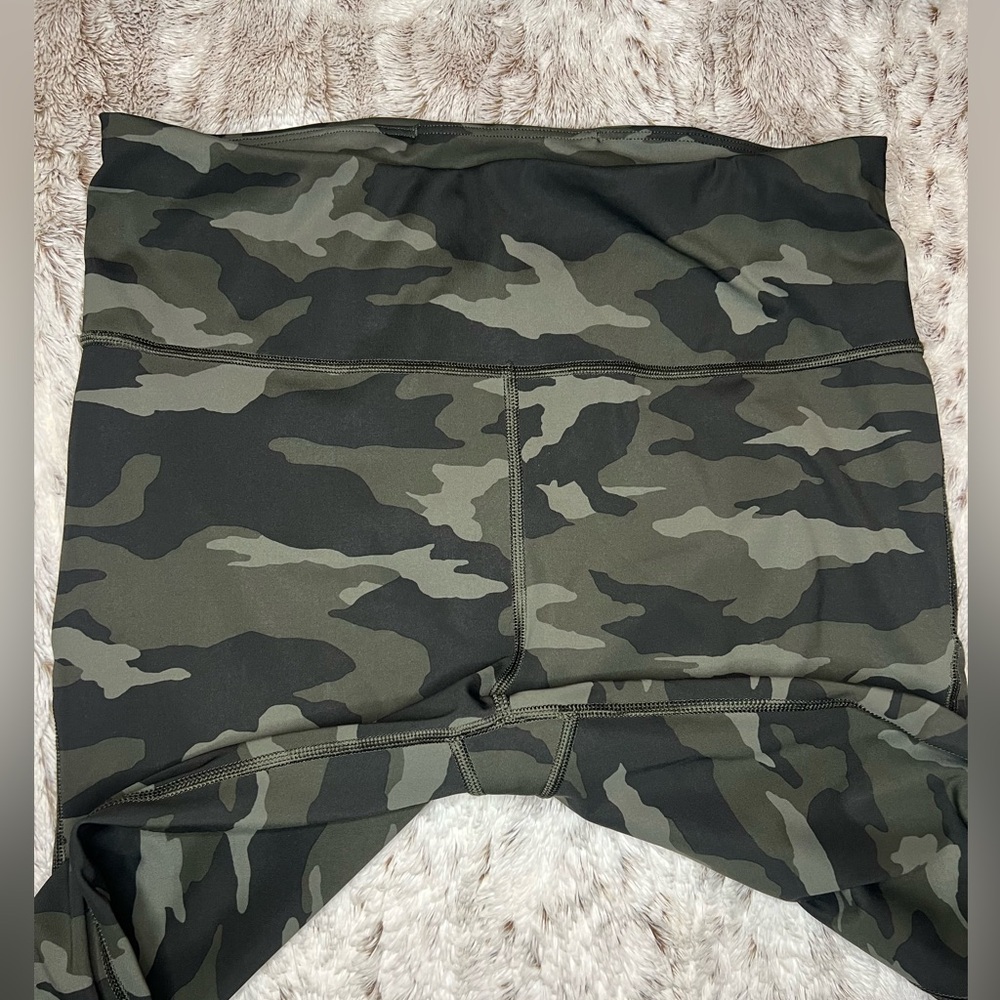 Athleta Ultimate Stash 7/8 Tight - Picture 4 of 4